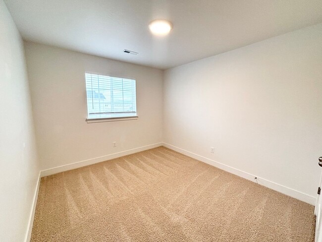 Photo - 4 bedroom/2.5 bathroom Townhome in Eagle Mountain