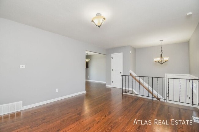 Photo - 524 Rowe Ln