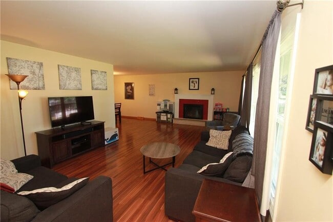 Photo - 4 Bedroom, 1.5 Bathroom Beautiful Home - You do not want to miss this one!