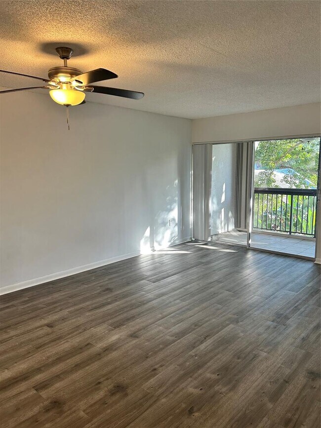 Photo - 711 N Pine Island Rd Unidad 319