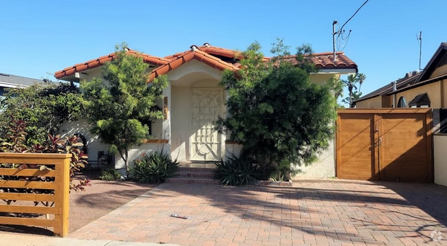 Building Photo - Bright  3bed/2bath single family home with...