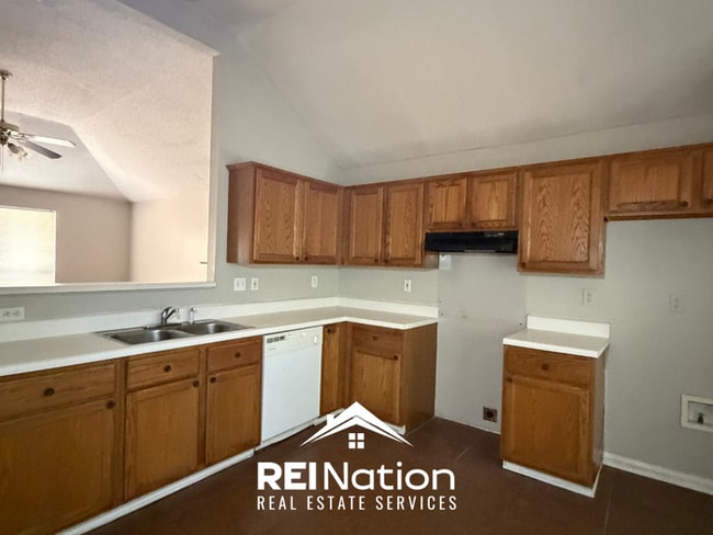 INCREDIBLE LAYOUT! 3BR/2BA Memphis Gem | Vaulted Ceilings & Soaking Tub | Deck & Fenced Yard!