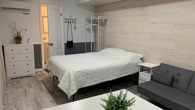 Queen size bed - 644 Sandalwood Dr Unit Studio B