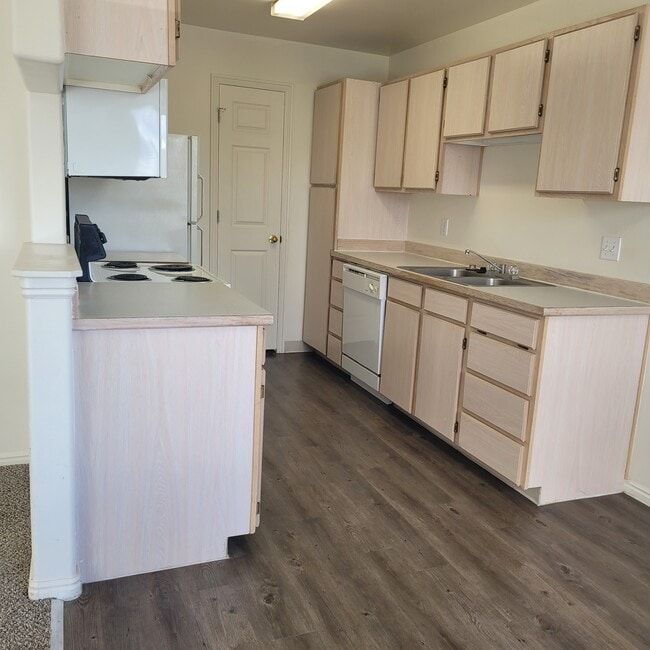 Building Photo - Vista Unit 28