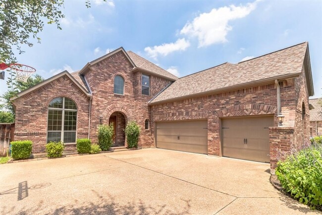 Photo - 208 Angus Dr