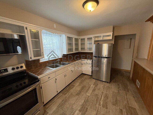 Photo - 740 Lyles St SE