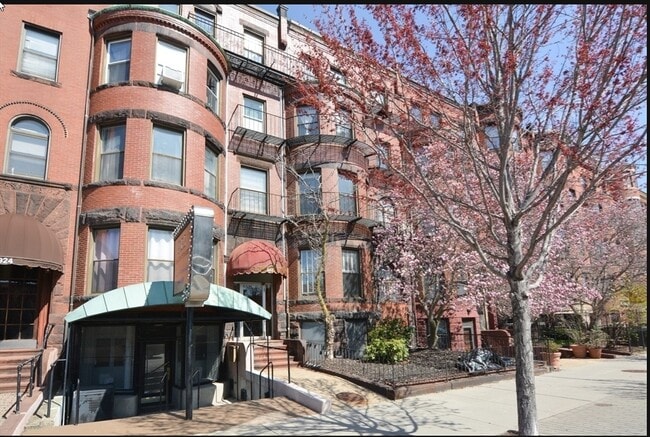 Building Photo - 922 Beacon St Unit 14