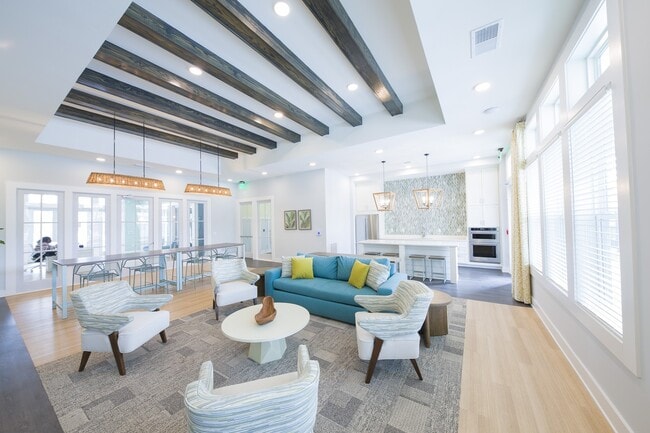 Madison Palms | Jacksonville, FL | Salón social con cocina y TV - Madison Palms