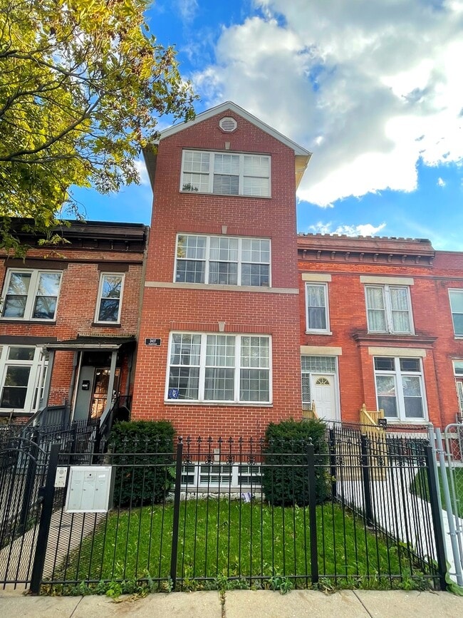 Building Photo - 2427 W Grenshaw St Unit 1 Rental