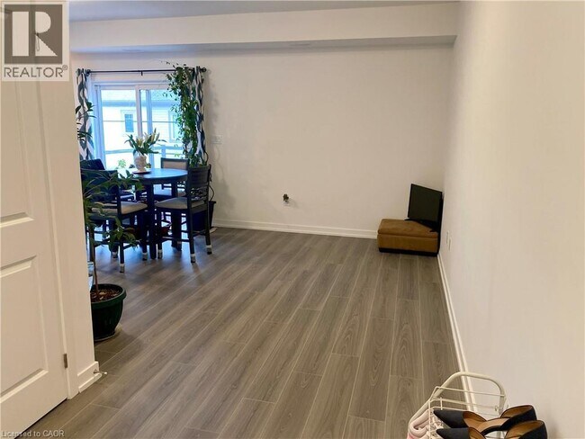 Photo - 205 W Oak Trl