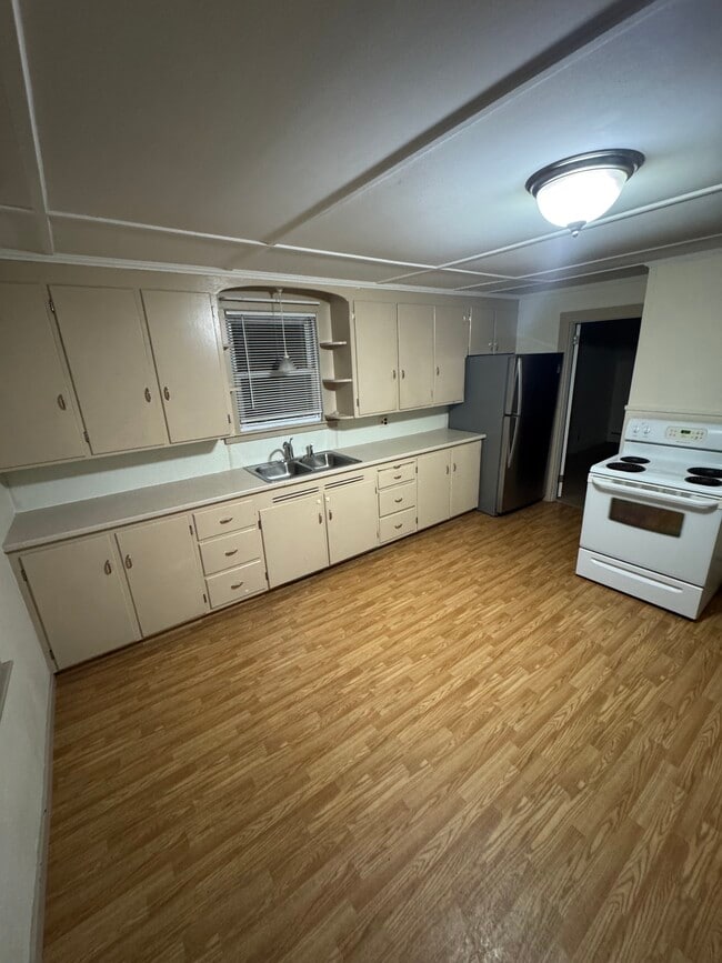 Building Photo - 48 Clinton Ave Unit 3