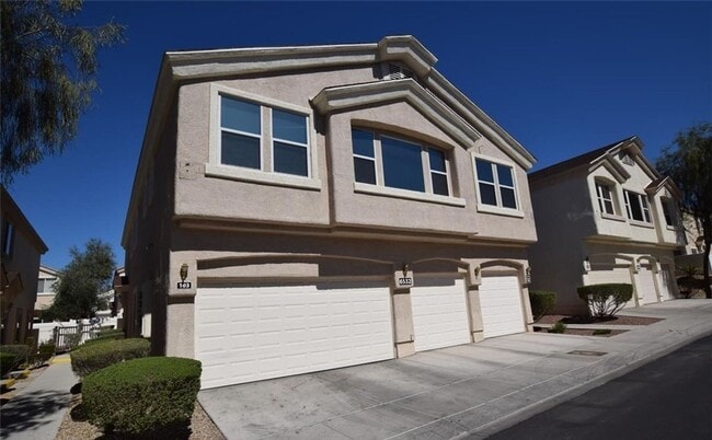 Building Photo - Cute 2 bed 2 bath townhouse with 1 car garage and washer and dryer in unit