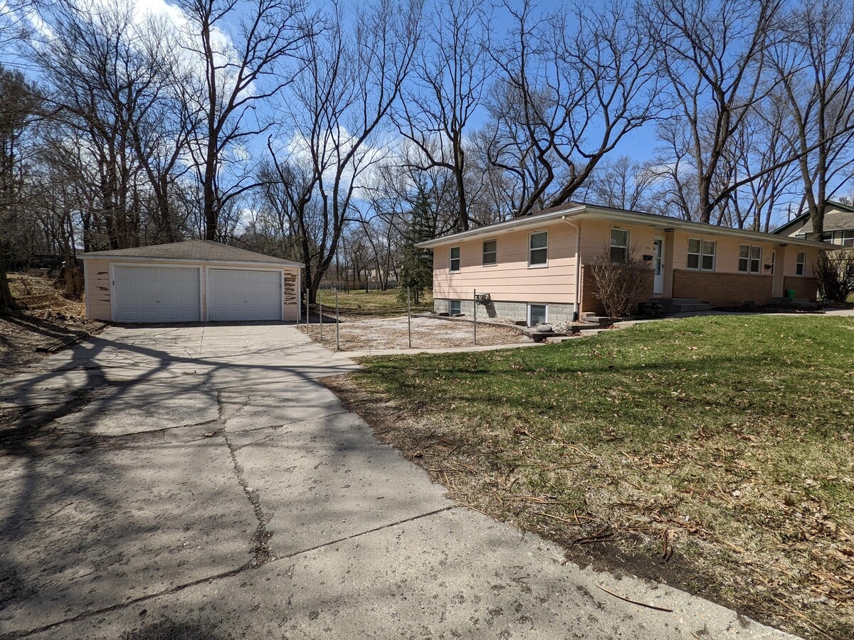 Photo - 435 Hawthorne Ave