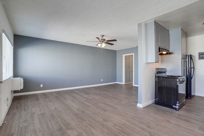 Photo - Apartment Building in Park Mesa Heights with Laundry On-Site and Parking