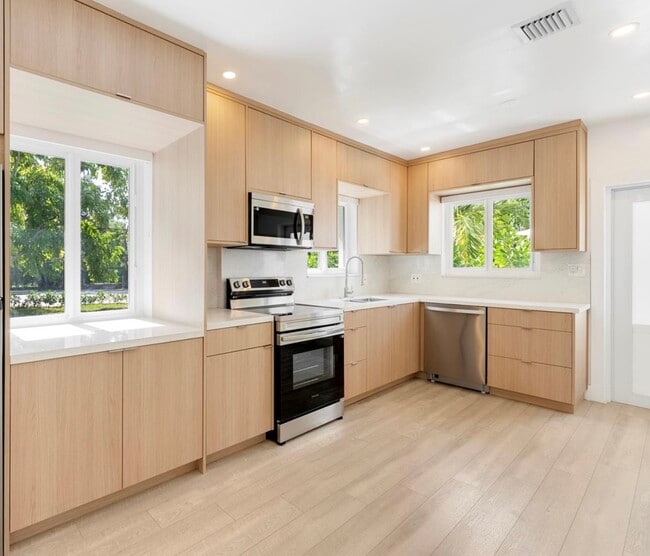 Photo - 810 NW 7th St