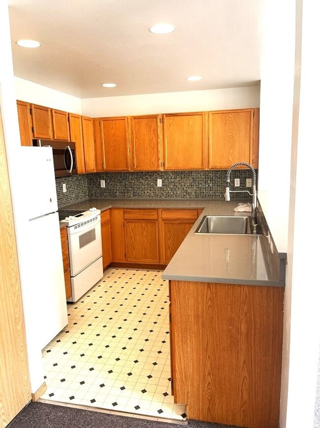 Photo - Preleasing, 4 Bedroom Townhouse Just Minutes from WWU with Yard and Deck!