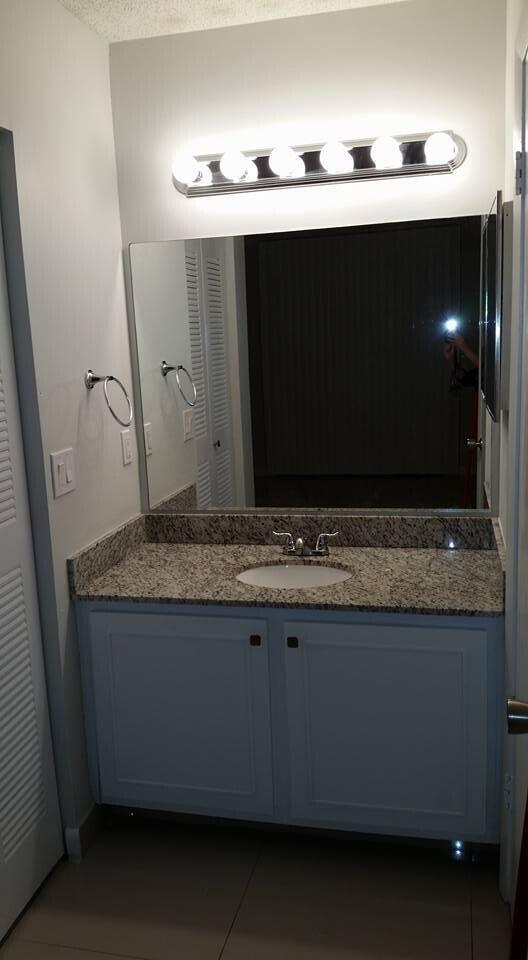 Photo - 708 Executive Center Dr Unidad 16