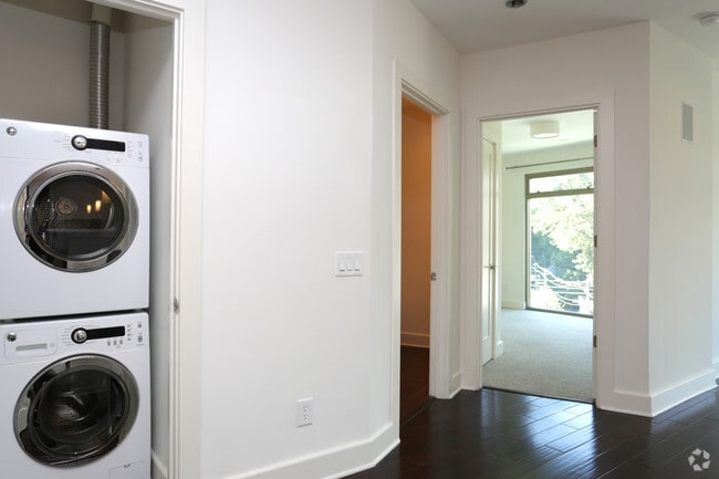 1BR, 1BA - 750 SF