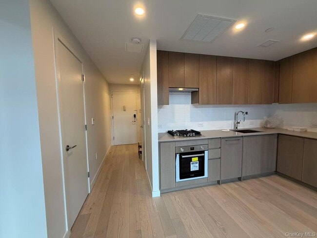 Building Photo - 131-02B 40th Rd Unit 7R