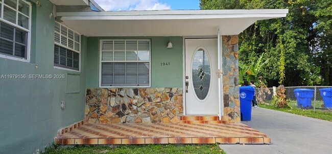 Building Photo - 1941 NW 32nd St Unit 1941