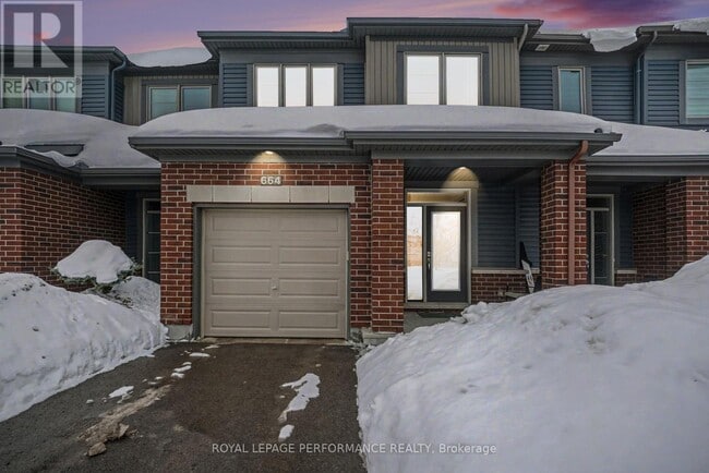 Photo - 664 Aubépines Dr