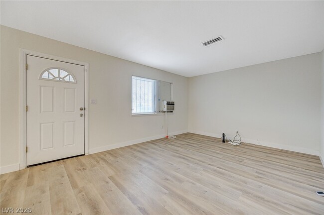 Photo - 893 W Bartlett Ave