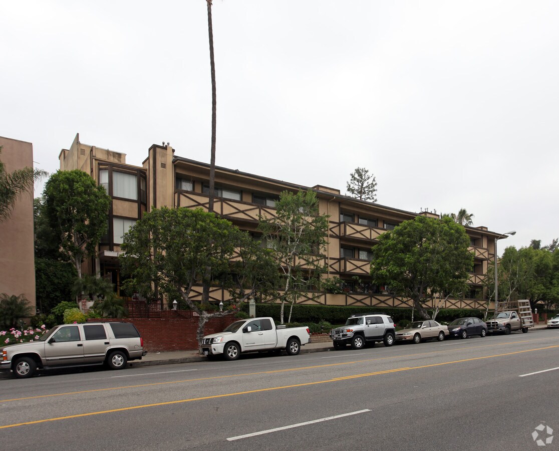 17020 Burbank Blvd - 17020 Burbank Blvd Apartments
