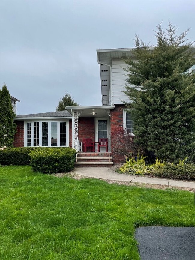 Building Photo - Charming 2 Bedroom, 1 bath- Lyncourt