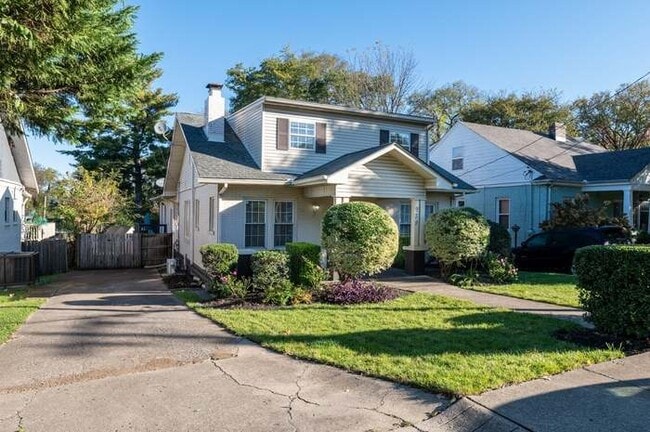 Estacionamiento fuera de la calle - 939 Seymour Ave