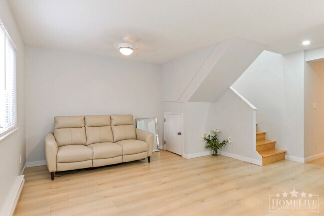 Photo - Exceptional 3-Bedroom Townhouse in Highly ... Unit Townhouse