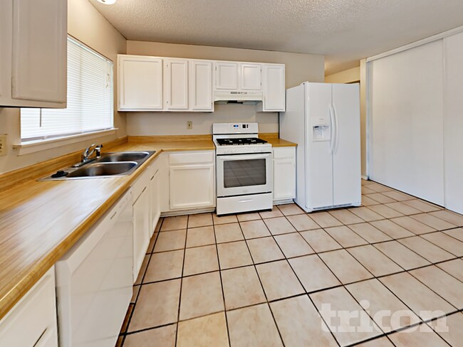 Photo - 5815 Brambletree St