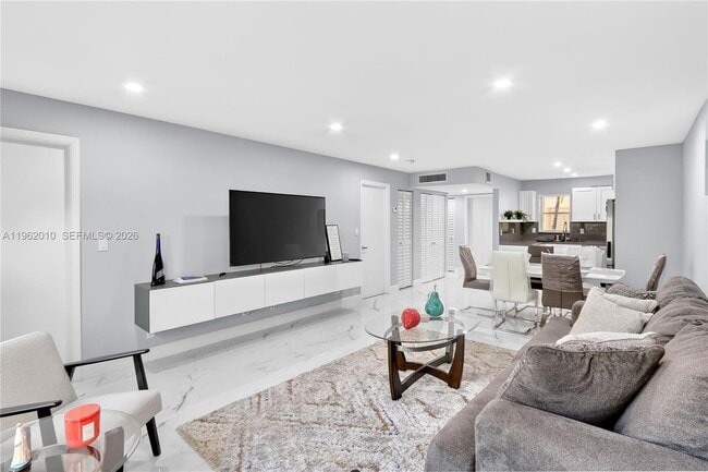 Photo - 410 SE 2nd St Unidad 111