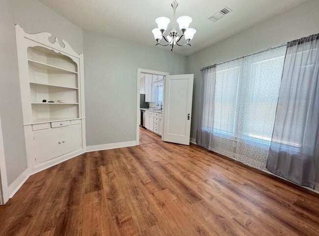 Photo - 909 W Main St