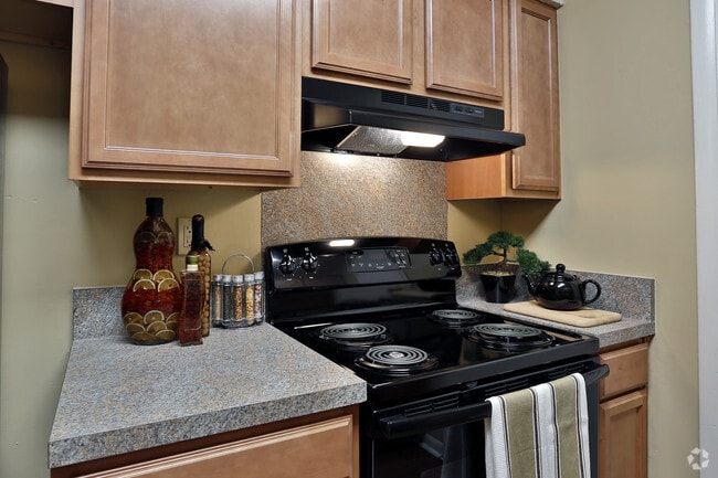 2Bd, 1Ba: 900 Sq Ft