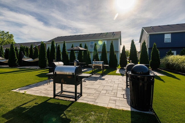 Grilling-Area-Courtyard-The-Row-Apartment-Homes-Near-Mizzou - The Row