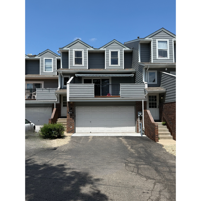 Building Photo - Updated 2 Bed, 2.5 Bath Apple Valley Townh... Rental