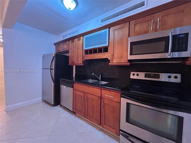 Photo - 2880 Pine Tree Dr Apartamento Unidad 1