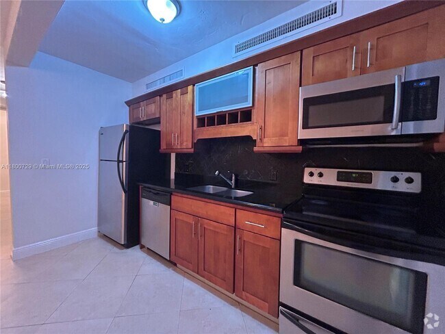 Building Photo - 2880 Pine Tree Dr Unit 1 Rental
