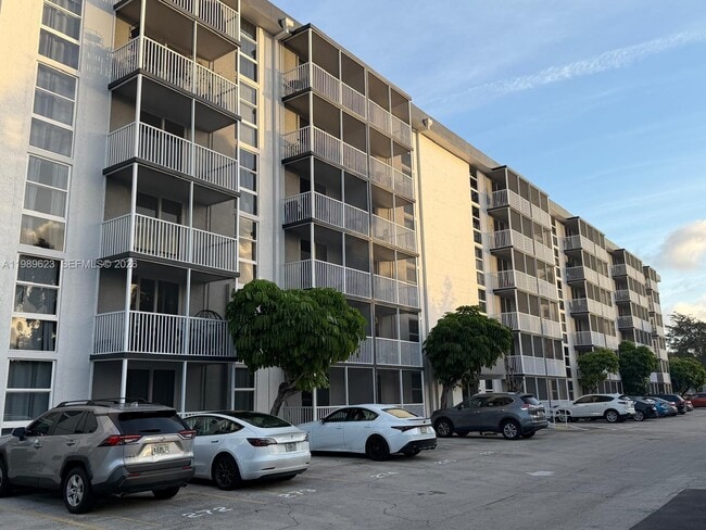 Building Photo - 16950 W Dixie Hwy Unit A228