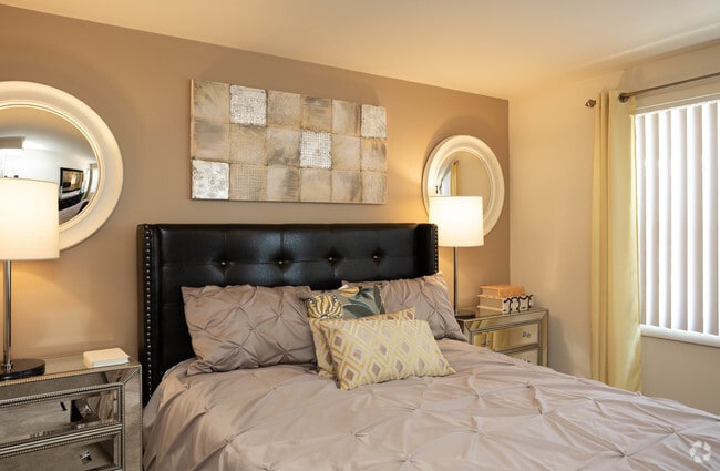 2BR, 1BA - 643 SF