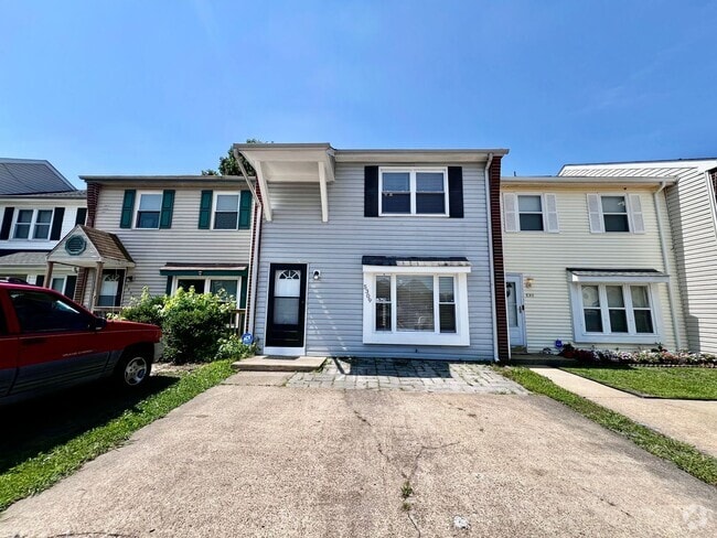Building Photo - Gorgeous townhouse in the heart of Virgini...