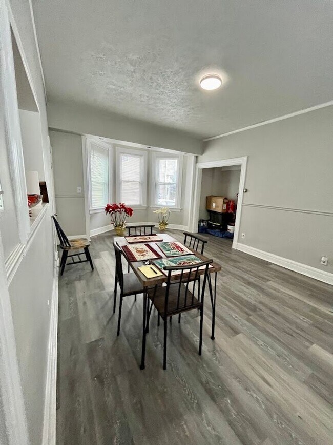 Photo - 120 65th St W