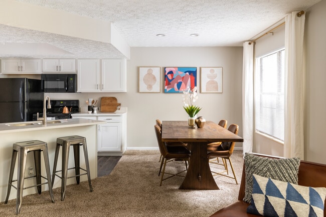 Dining Area & Breakfast Bar