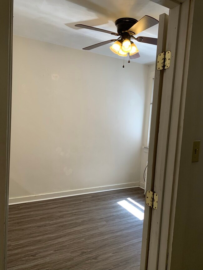 Bedroom 1 (1st floor) - 207 Chesterfield Rd House