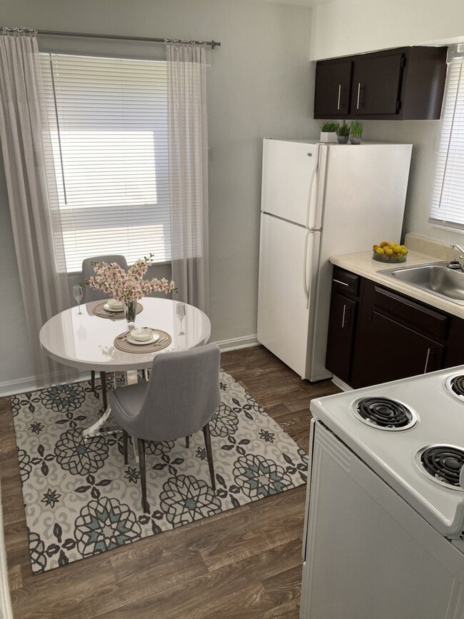 Photo - Colonial Manor Apartments