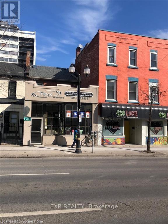 Photo - 250 King St W