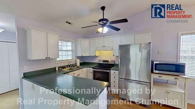 Photo - 3 BD/2 BA Open Plan with Vaulted Ceiling in Ogden