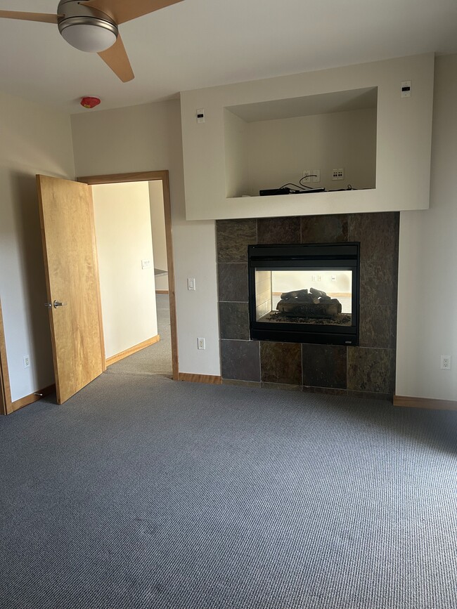 Den - 5910 Monona Dr Unit Monona Apt