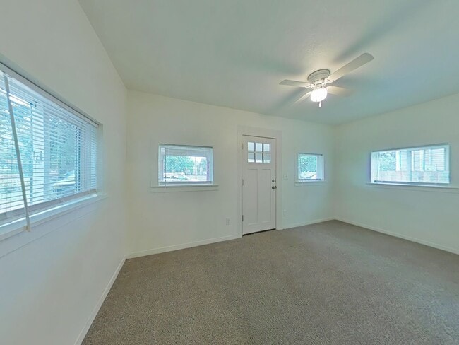 Photo - 1 Bedroom House ~ Close to Campus ~ Small ...