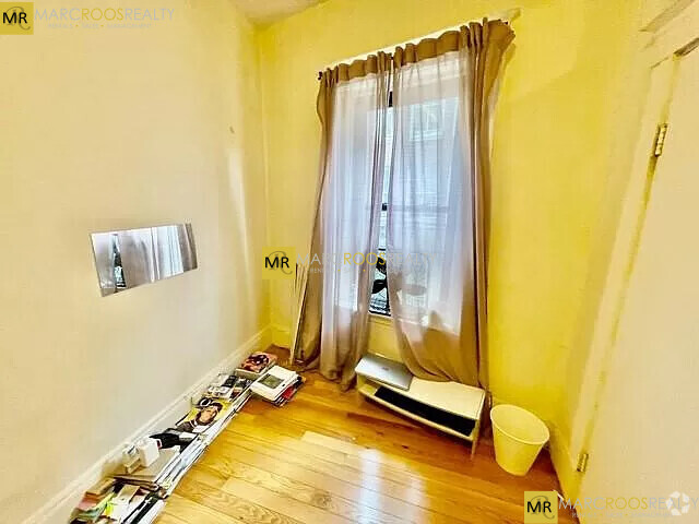 Building Photo - 12 Charter St Unit 2 Rental